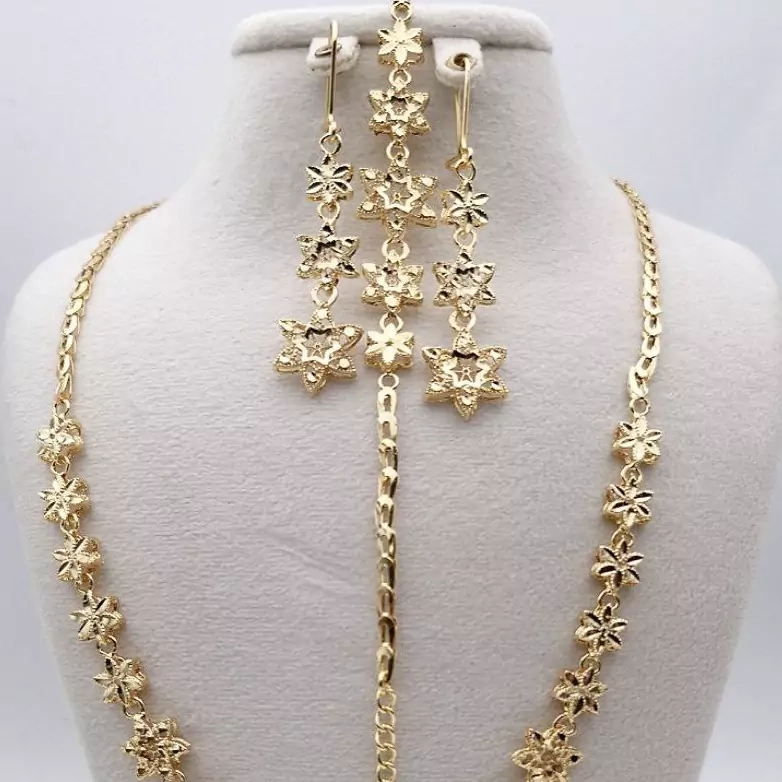 سرویس زنانه مدل گل با ظاهر مینیمال و ستپذیری بالا