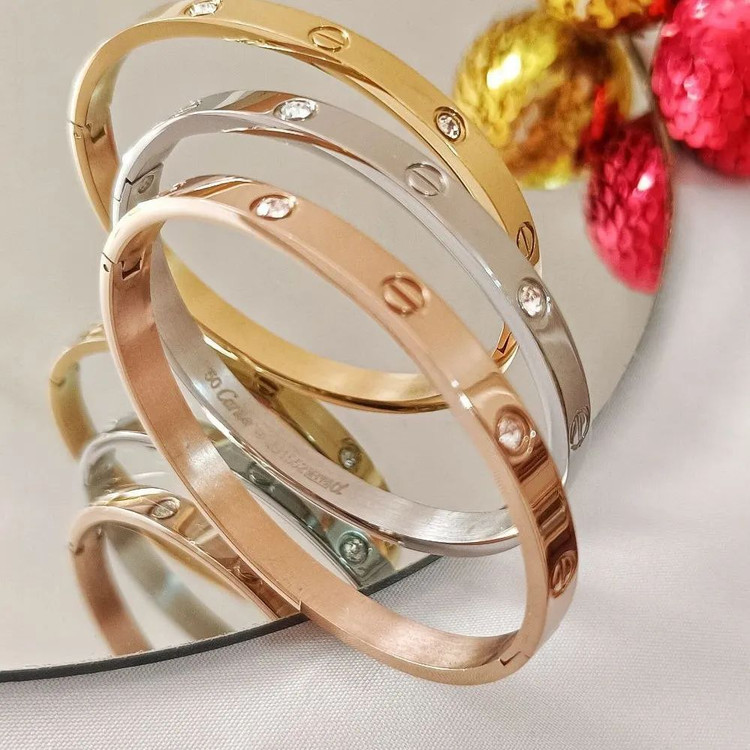 بنگل کارتیر زنانه و دخترانه با فرم مینیمال و سطح براق استیل