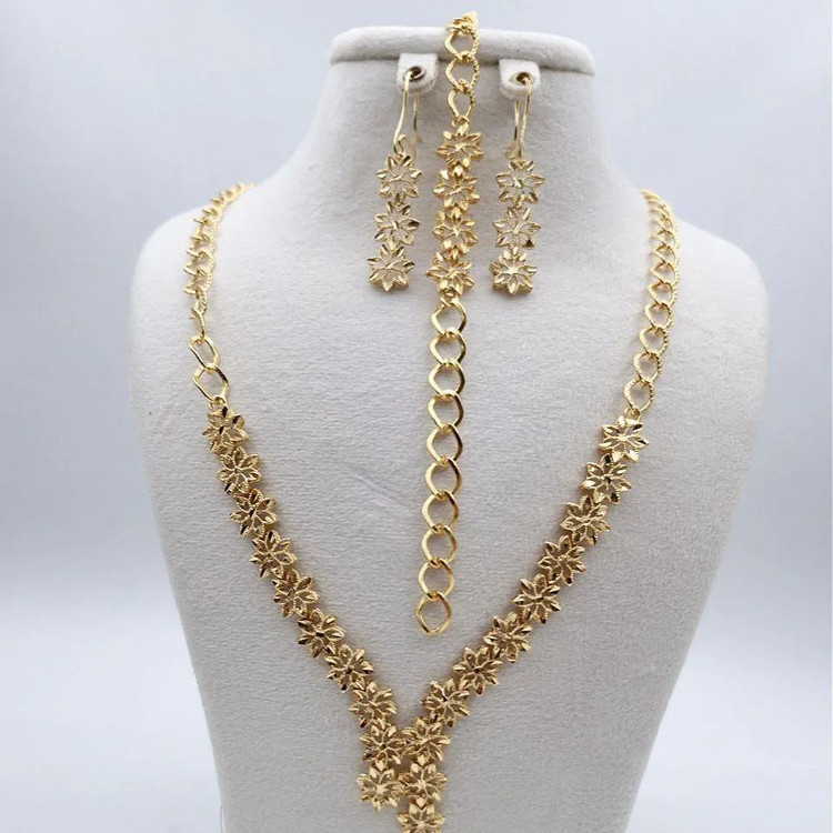 سرویس زنانه طرح طلا با طراحی گلهای ظریف و درخشان