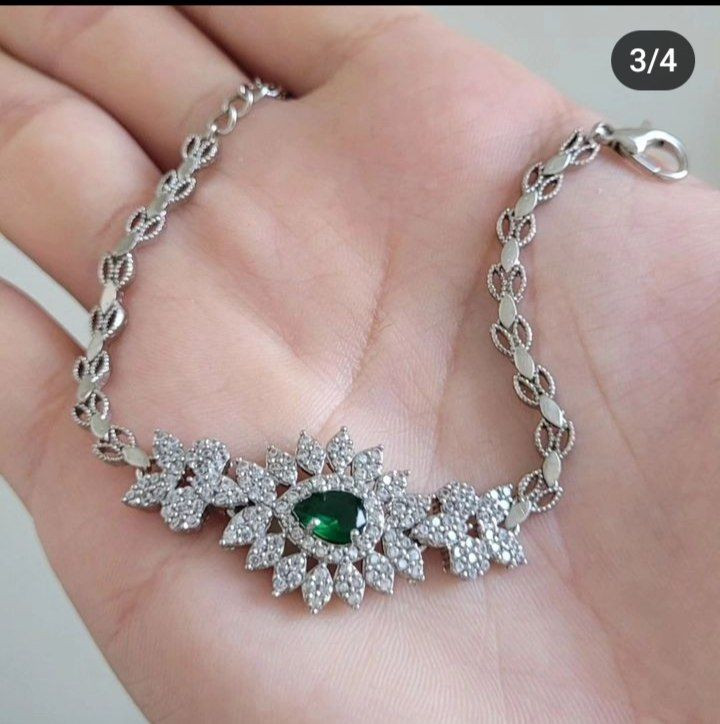 سرویس زنانه مجلسی با نگین سبز زمردی و نگین مخراجکاری