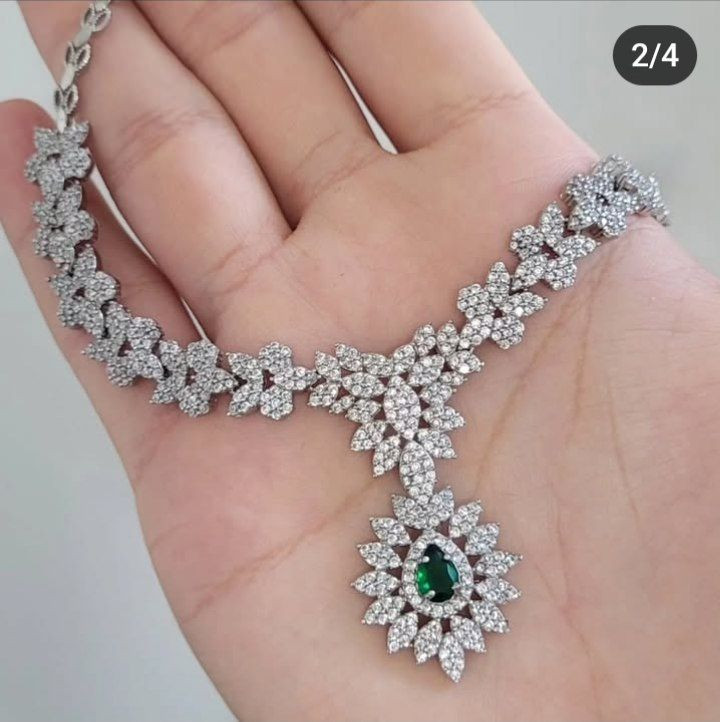 سرویس جواهری زنانه شامل گردنبند دستبند و گوشواره