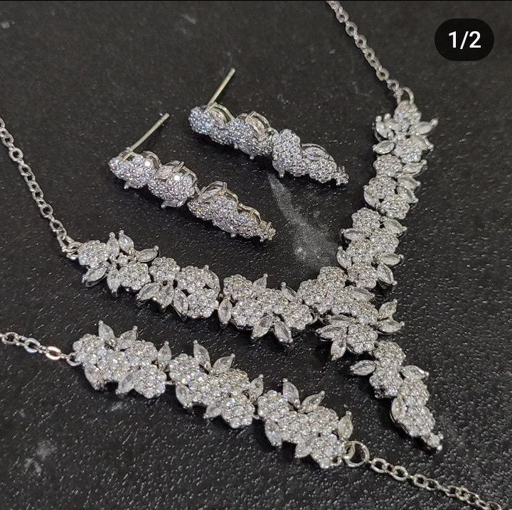 سرویس جواهری زنانه نگیندار با طراحی ظریف و درخشش بالا نقره ای