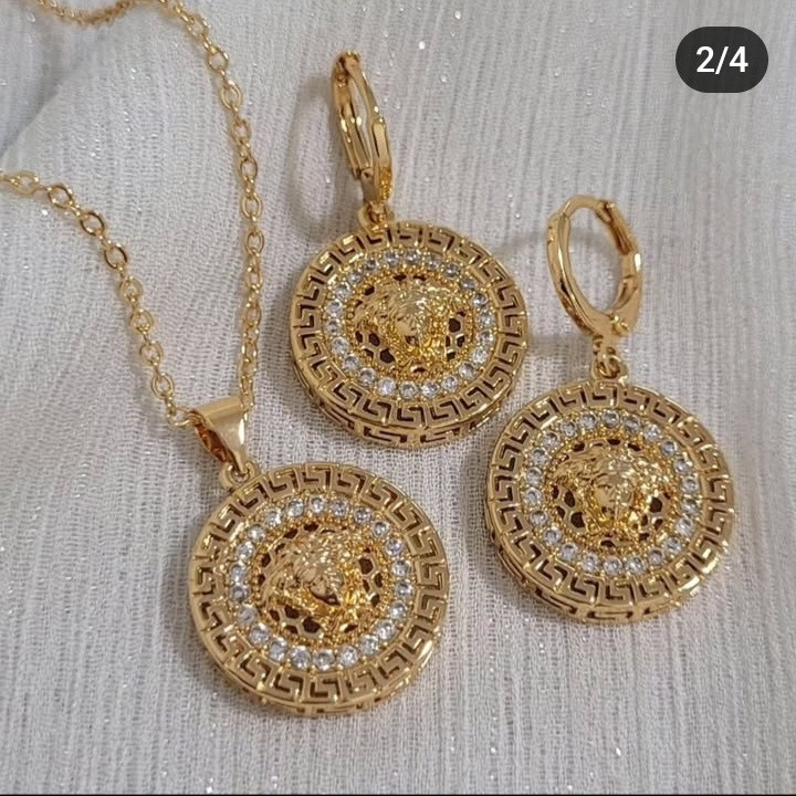 نیم ست ورساچه مدل «Medusa» با پلاک گرد و طرح برجسته صورت ورساچه