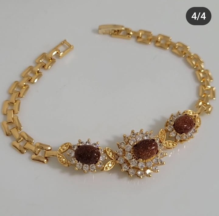 دستبند زنانه مدل خاویاری با سنگ قهوهای تیره و طراحی کلاسیک الهام گرفته از طلا