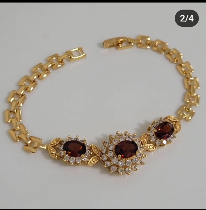 دستبند زنانه مدل خاویاری با سنگ قهوهای اکلیلی و قاب نگینکاری ظریف