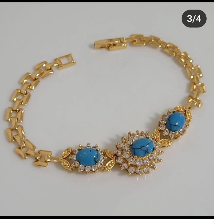 دستبند زنانه مدل خاویاری با سنگ فیروزهای بیضی و قاب نگیندار درخشان