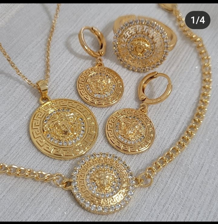 سرویس کامل زنانه مدل ورساچه طرح طلا با مدال گرد و نقش شیر برجسته