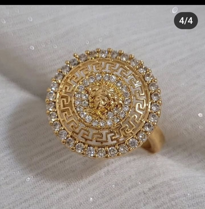انگشتر زنانه طرح طلا ورساچه با پلاک سکهای برجسته و نگینکاری ظریف