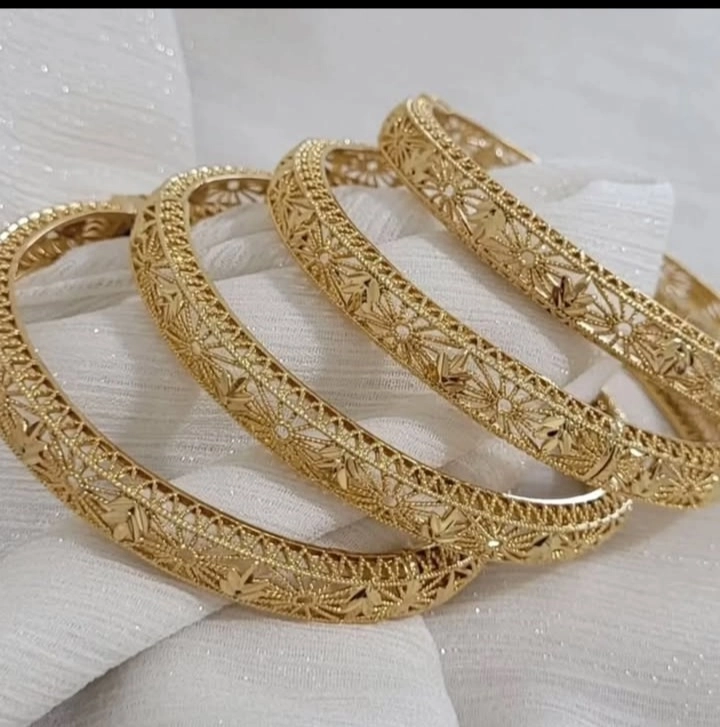 النگو زنانه چفتی طرح طلایی با ساختار دوتکه و طراحی اصیل