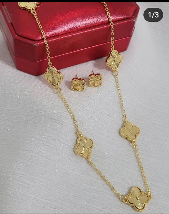 نیمست زنانه طرح ون کلیف با پلاکهای گل چهارپر طلایی براق