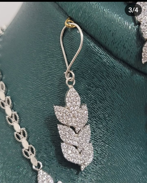 گوشواره جواهری طرح طلای زنانه با نگینهای مخراجی درخشان