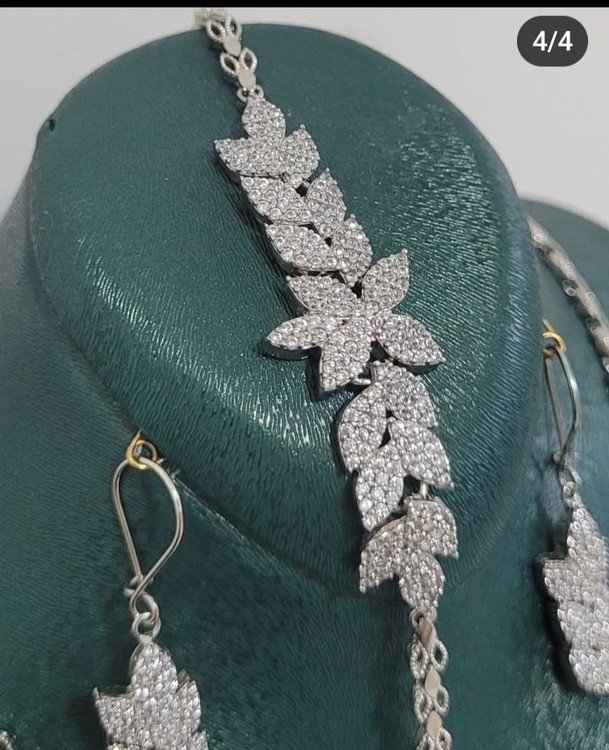 دستبند جواهری طرح طلای زنانه با نگینهای مخراجی درخشان