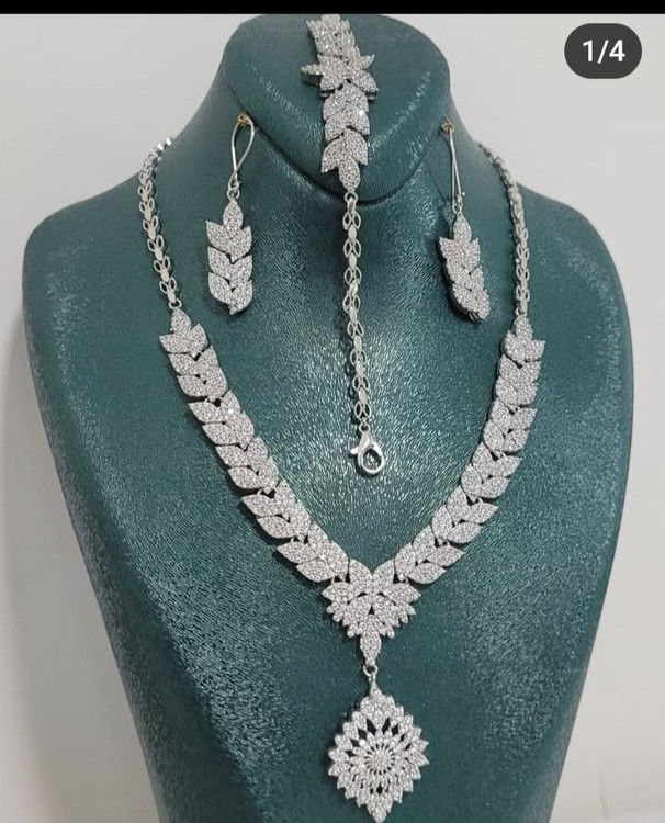 سرویس جواهری طرح طلای زنانه با نگینهای مخراجی درخشان