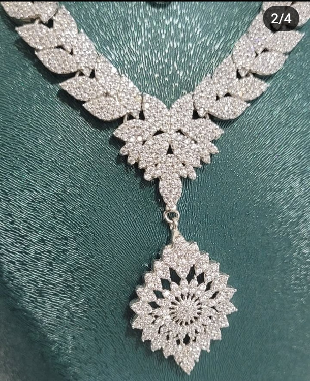 گردنبند جواهری طرح طلای زنانه با نگینهای مخراجی درخشان