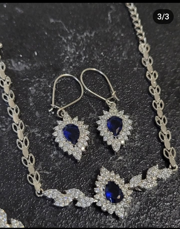 سرویس جواهری زنانه نگین ثابت با مخراجکاری ظریف و درخشش مشابه طلا