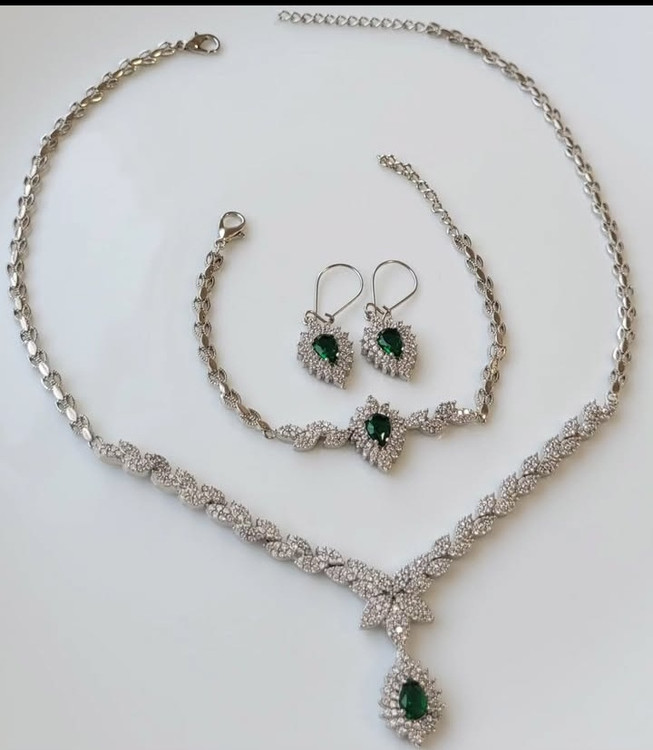 سرویس جواهری سفید زنانه با نگین سبز مخراجی زیبا