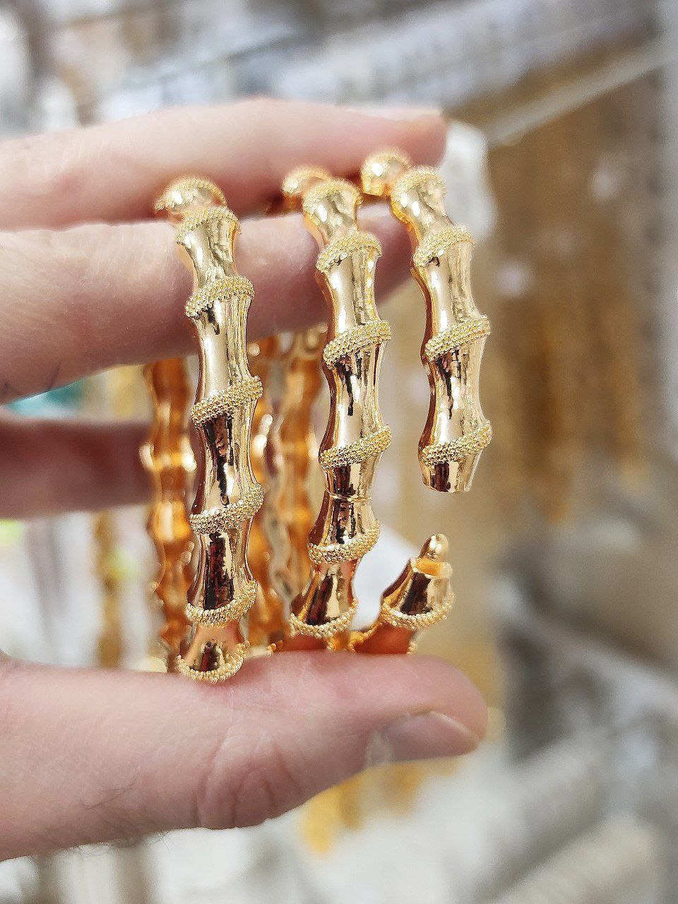 النگو زنانه قفلی طرح طلایی با طراحی بحرینی و جلوه مجلسی