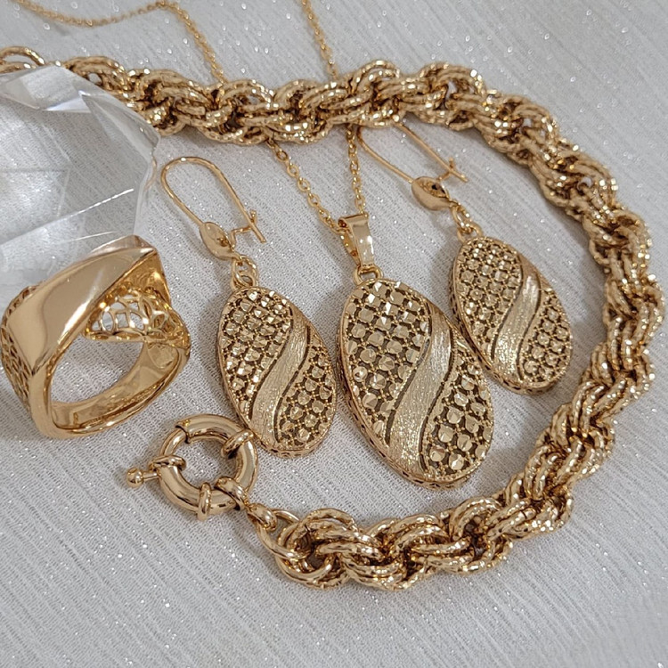 سرویس زنانه طرح طلا ژوپینگ شامل گردنبند، گوشواره و انگشتر با پلاک بیضی بافتدار و دستبند زنجیری ضخیم