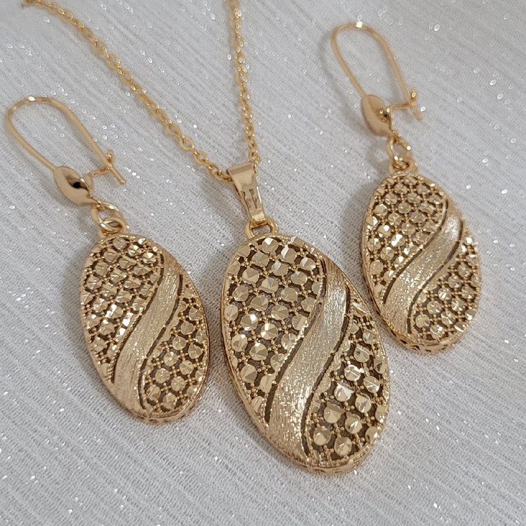 نیم ست زنانه ژوپینگ شامل گردنبند و گوشواره با پلاک بیضی بافت لانهزنبوری و نوار موجی برجسته