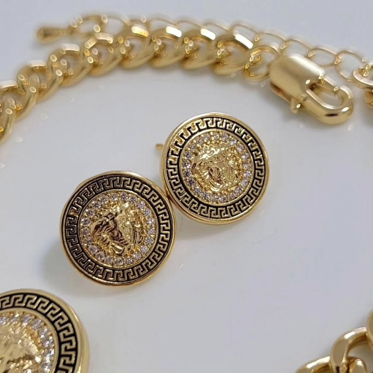 گوشواره زنانه طرح طلا ورساچه با پلاک بیضی بافتدار و نماد مدوسا در مرکز