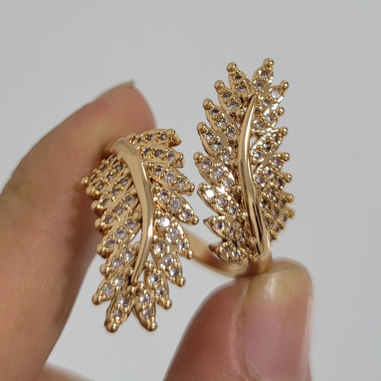 انگشتر زنانه مدل برگ با نگینکاری براق و طراحی دو شاخه طلایی