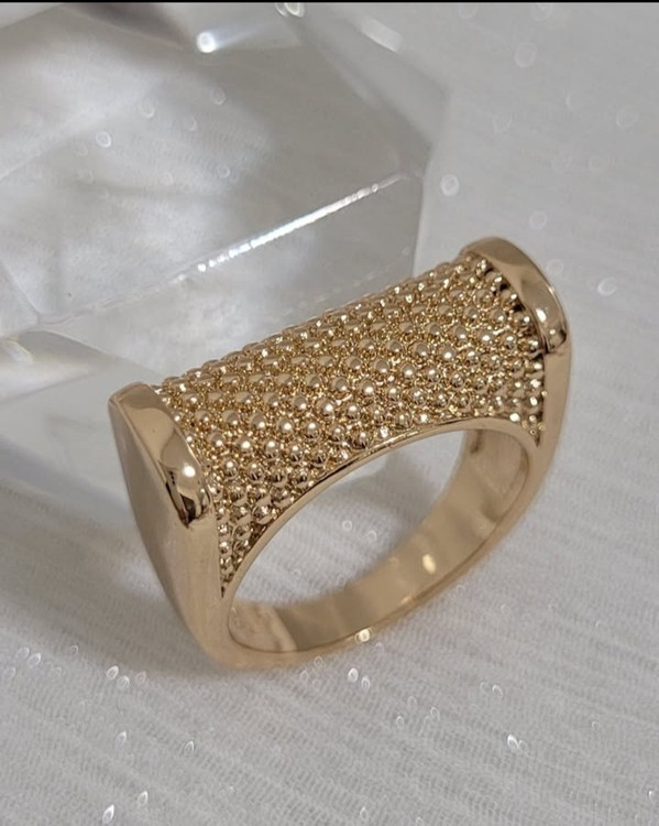 انگشتر زنانه طرح طلا برند دریم مدل برجسته با طراحی پهن و بافت دانهای درخشان