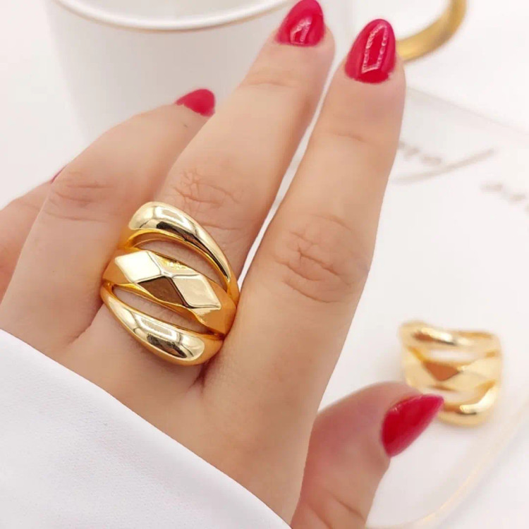 انگشتر زنانه سولیتر طرح طلا با نگین درخشان