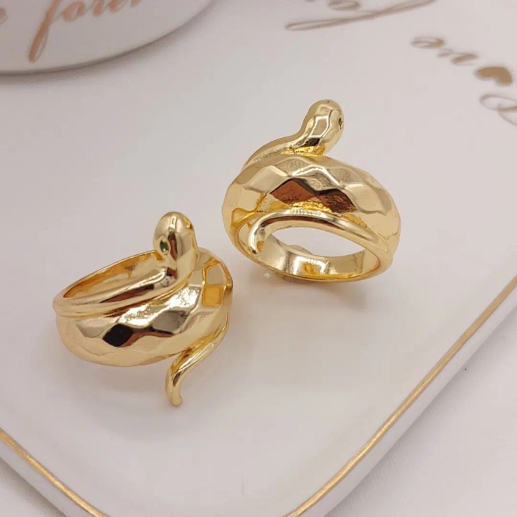 انگشتر زنانه مدل ماری طرح طلا با حلقه ظریف مارپیچ – مناسب استایل مجلسی