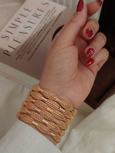 النگو توری شکلاتی روی دست با طراحی خاص – مناسب استایل مجلسی