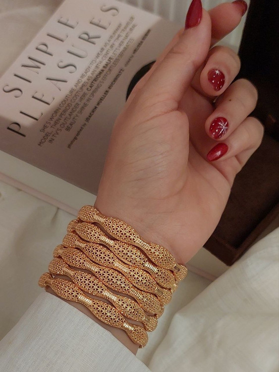 النگو توری شکلاتی روی دست با طراحی خاص – مناسب استایل مجلسی