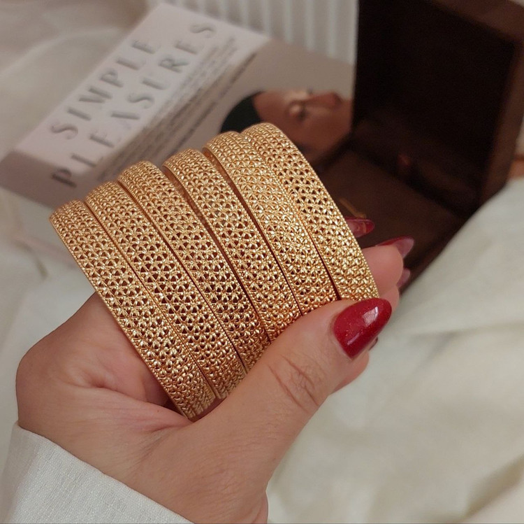 النگو زنانه اماراتی مدل توری طلایی با بافت ظریف – مناسب مهمانی