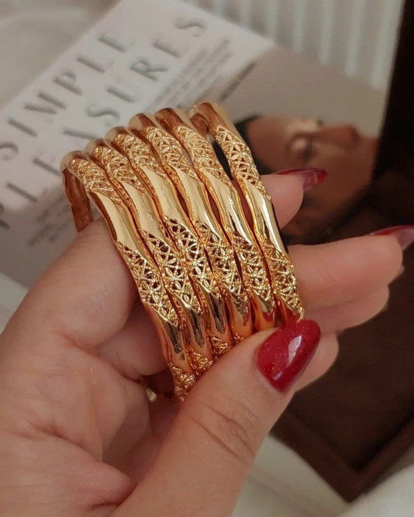 النگو زنانه مدل فیوژن طرح طلا با ترکیب تراش و نقش – مناسب مهمانی