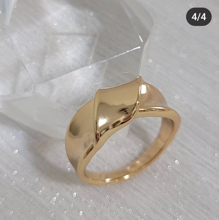 انگشتر زنانه ژوپینگ طرح طلا با طراحی حلقهای براق مناسب استفاده روزمره