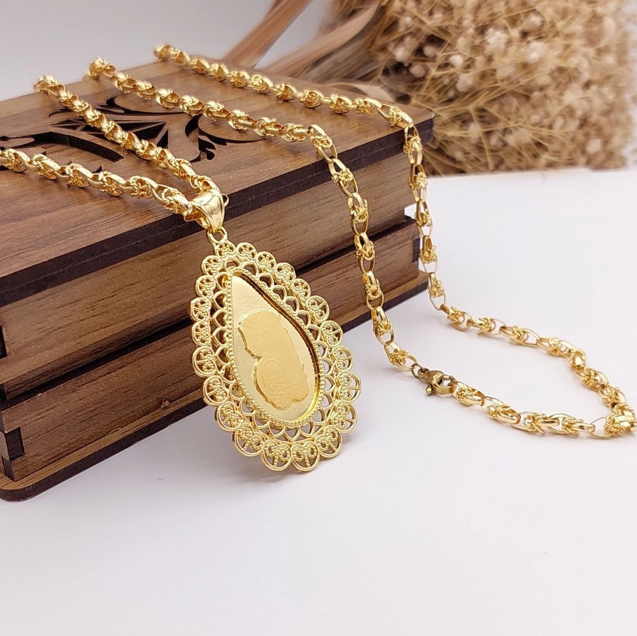 گردنبند رخ شمایل زنانه