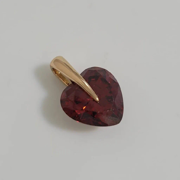 پلاک زنانه نگین سنگی قرمز طرح طلا مدل قلبی مناسب استایل دخترانه