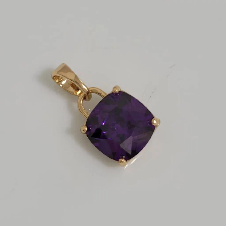 پلاک زنانه نگین سنگی بنفش طرح طلا مدل مربعی مناسب استایل شیک