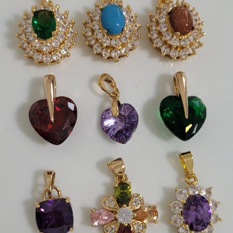 مجموعه پلاکهای زنانه نگین سنگی رنگی طرح طلا در ۸ مدل فانتزی مناسب استایل روزمره و مجلسی