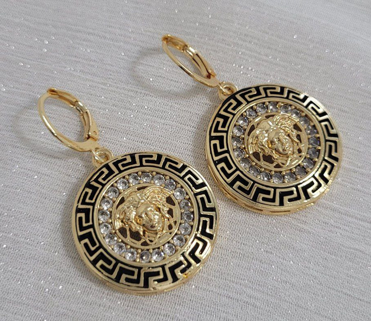 گوشواره آویز زنانه برنجی طلایی طرح ورساچ – مدال دایرهای نگیندار با حاشیه مشکی طرح یونانی