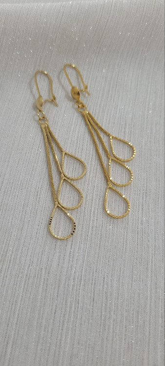 گوشواره آویز زنانه YSX طلایی – طراحی سه شاخه با حلقههای اشکی بافتدار