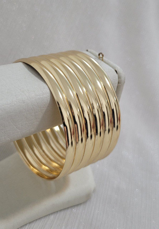 النگو زنانه آینهای پهن طلاروس طلایی – مدل دامله براق با سطح موجدار و انعکاس آینهای