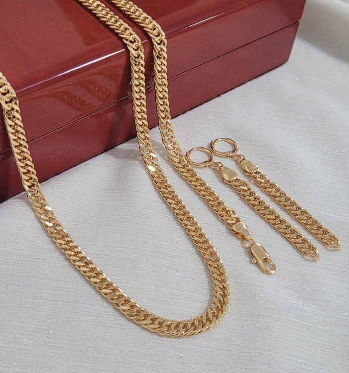 سرویس طرح طلای کارتیر زنانه با زنجیر پهن براق و گوشواره آویز مینیمال