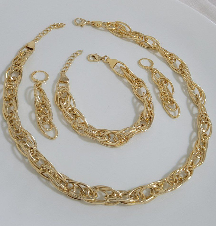 سرویس زنانه طرح طلا مدل شنل با زنجیر بافت درشت براق و گوشواره حلقهای آویز