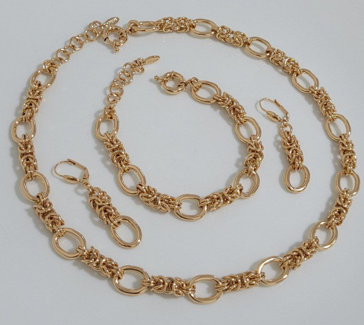 سرویس طرح طلا زنانه مدل شنل با حلقههای بیضی ترکیبی و گوشواره آویز شیک