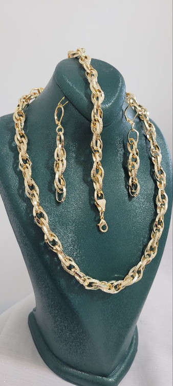 سرویس زنانه طرح طلا مدل دوپیو ورساچه طلایی با حلقههای بیضی درهم و گوشواره ست