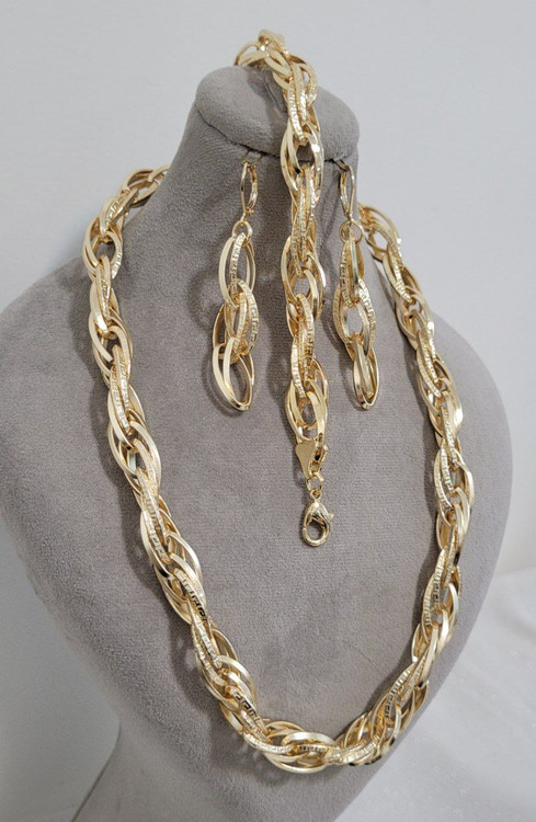 سرویس طرح طلا مدل دوپیو ورساچه طلایی با زنجیر پیچخورده براق و گوشواره آویز زنجیری