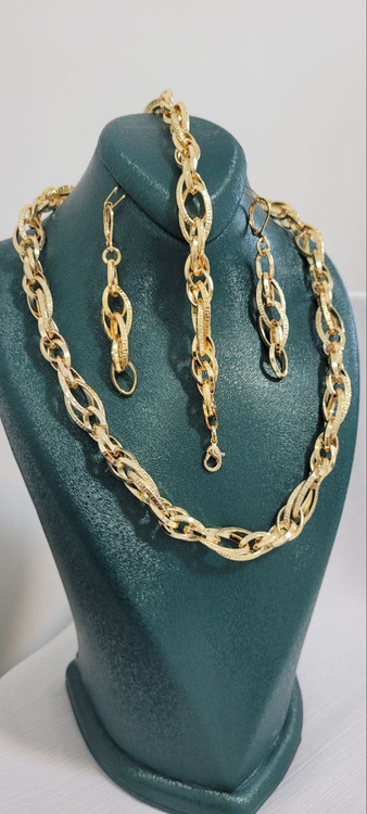 سرویس طرح طلا زنانه مدل دوپیو ورساچه طلایی با بافت زنجیری درشت و گوشواره آویز بلند