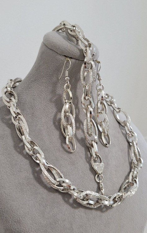 سرویس زنانه طرح طلا مدل دوپیو ورساچه نقرهای با زنجیر حلقهای درشت و گوشواره آویز