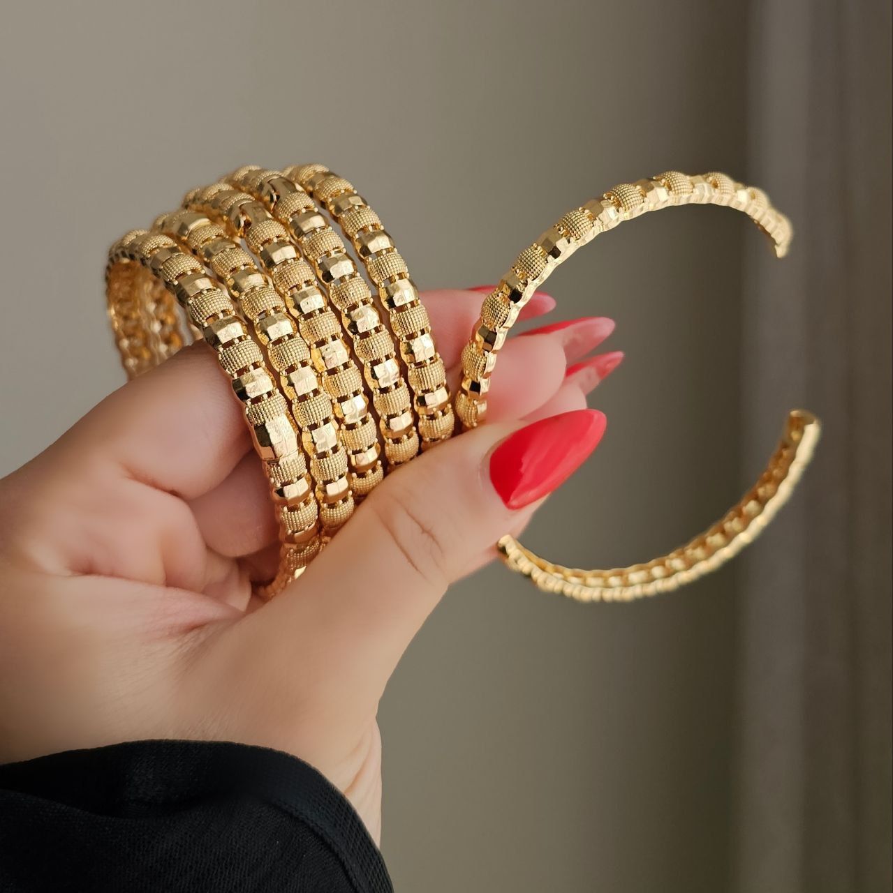 النگو زنانه قفلی طرح طلای با فرم منظم و درخشش ملایم