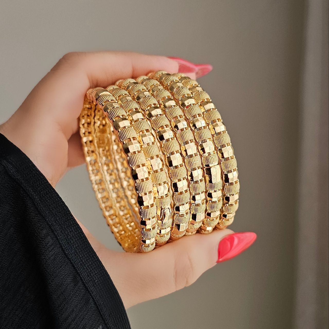 النگو زنانه قفلی طرح طلای با درخشش ملایم