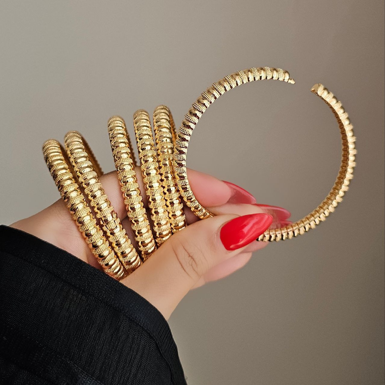 النگو زنانه قفلی طرح طلا با فرم گرد و طراحی کلاسیک